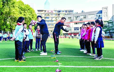 萬松園路小學有20名家長足球教練,上課帶隊比賽樣樣都行