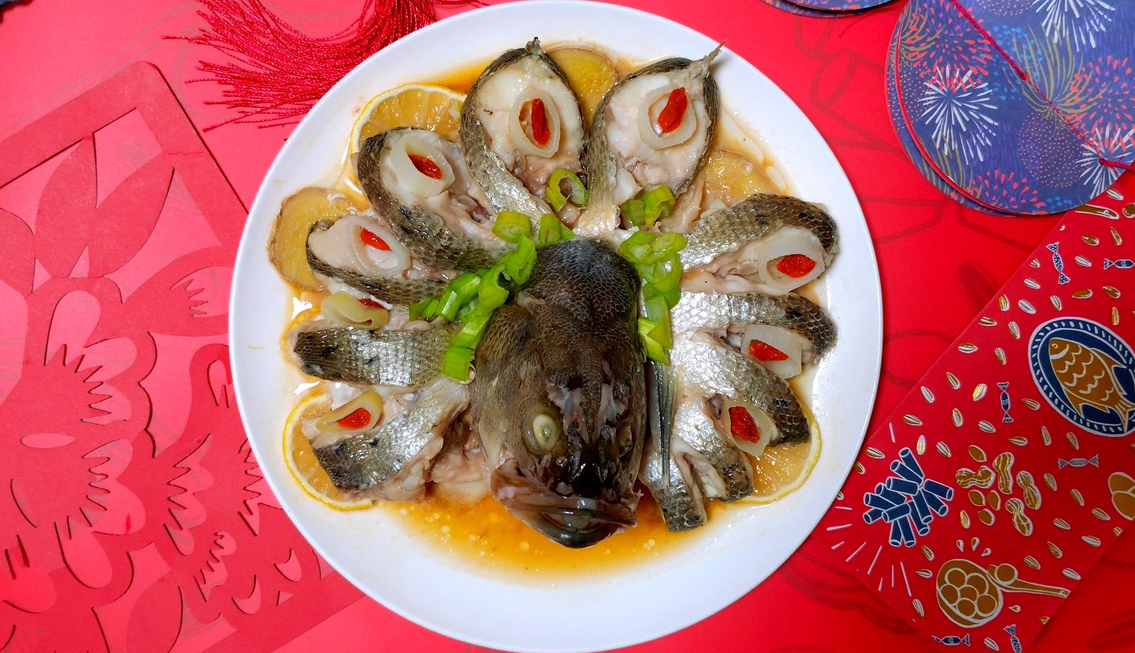 年夜饭来做这道孔雀开屏蒸鲈鱼,鲜美多汁,新年交好运
