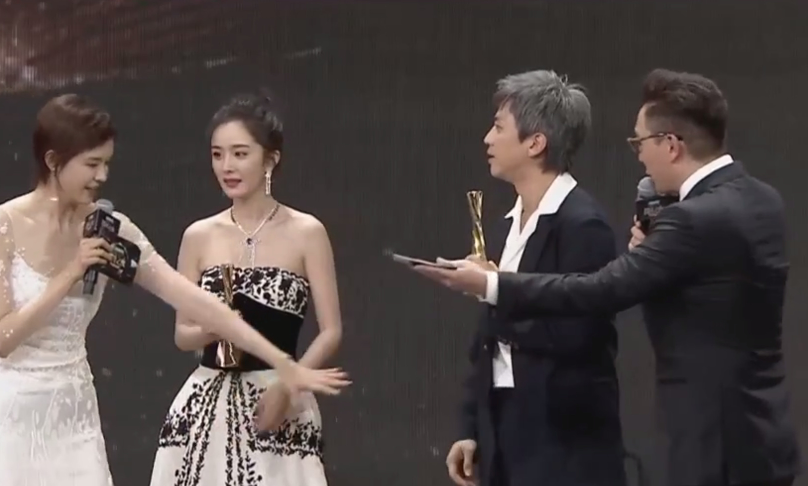 杨幂歪身看小鲜肉,露出了姨母般的微笑,谁注意到身旁的蔡徐坤