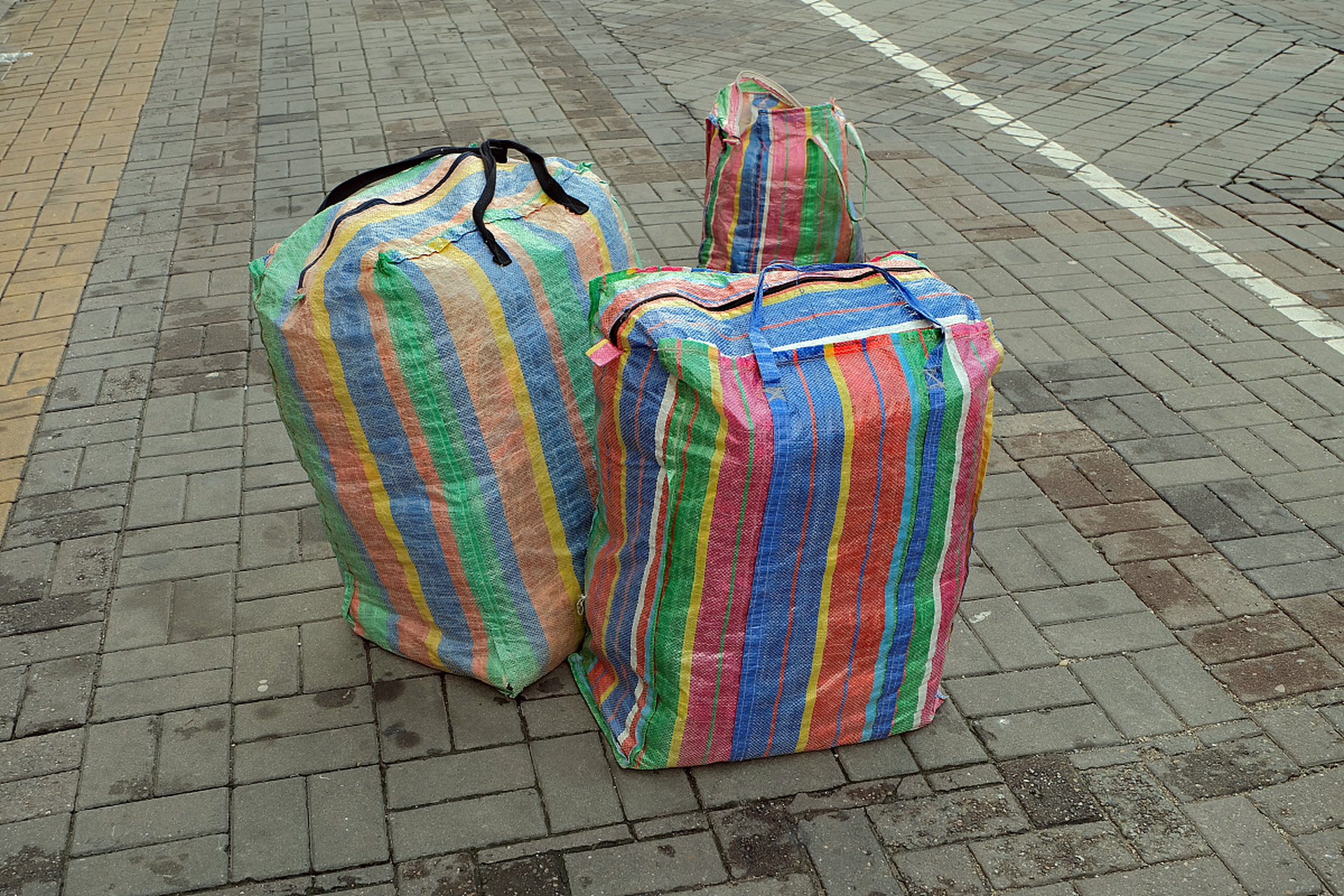 迪丽热巴机场图# 迪丽热巴机场现身,蛇皮袋成亮点,网友:终于有同款了