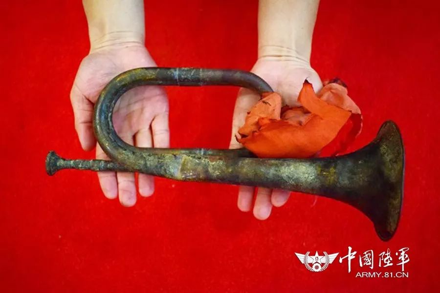 第72集团军某旅:英魂不朽!烈士陵园里响起悠扬的冲锋号音.