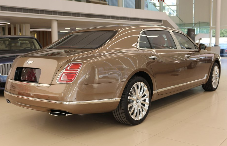 宾利慕尚:我们来看下这款车的造型设计,外观方面依旧是大家喜欢的样子