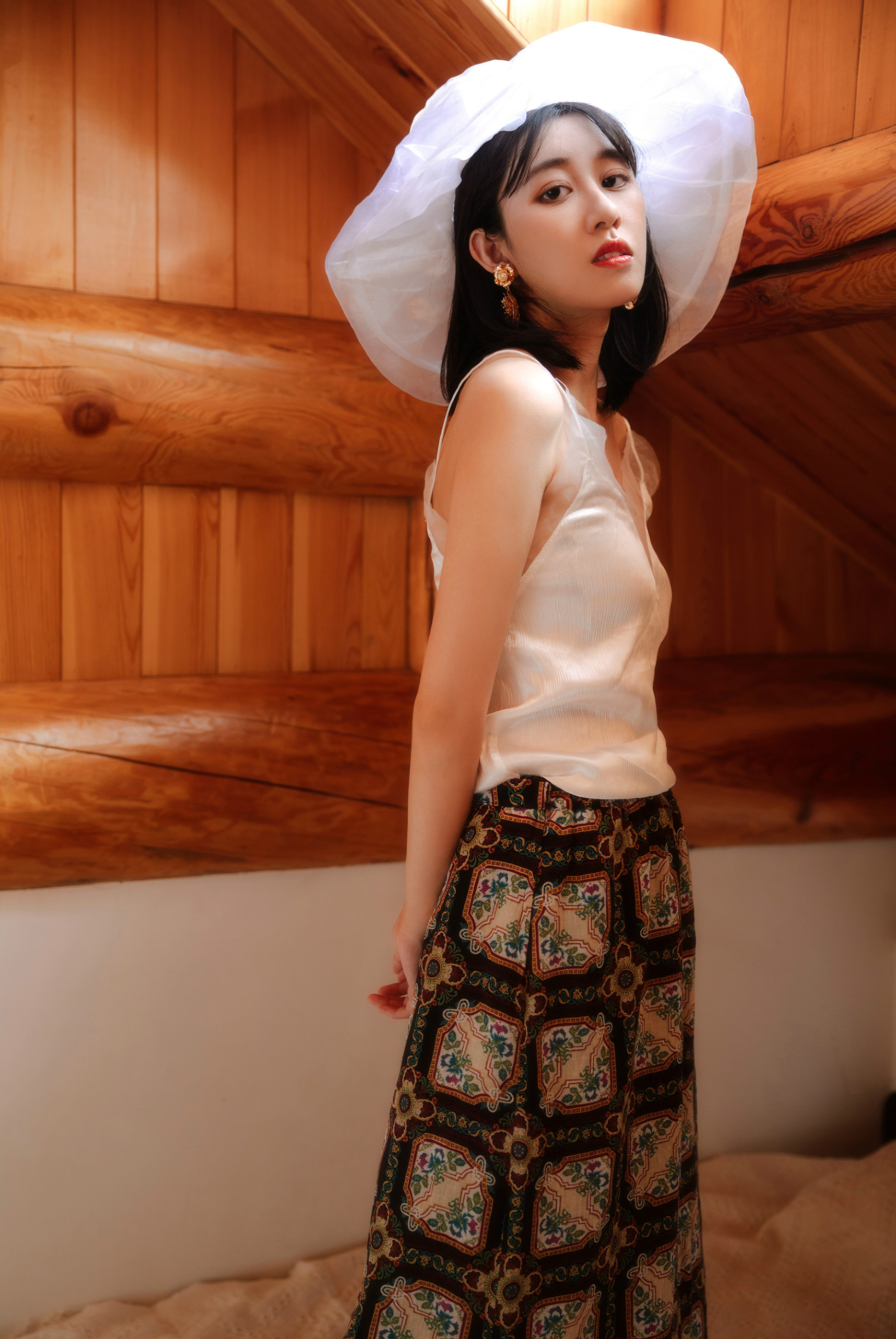 美图摄影:阁楼上的俏丽女人 为什么眼神幽怨!