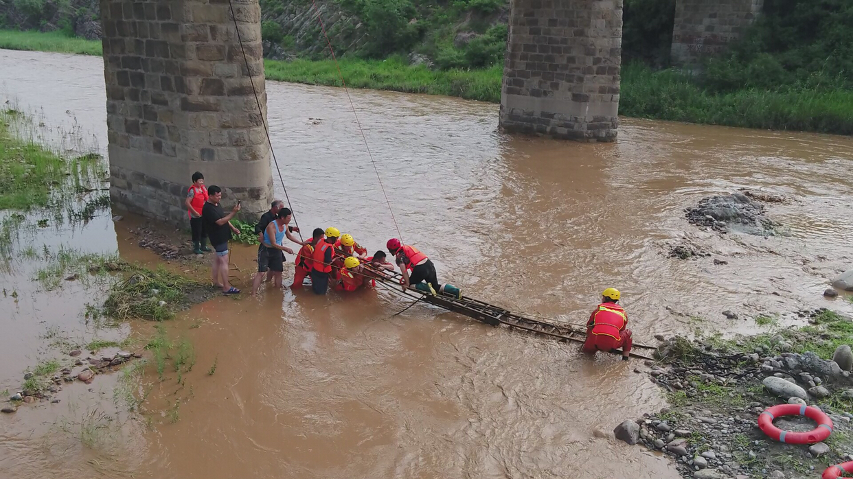 河道泄洪!邯郸4名村民被困 消防肩膀搭"人桥"救助
