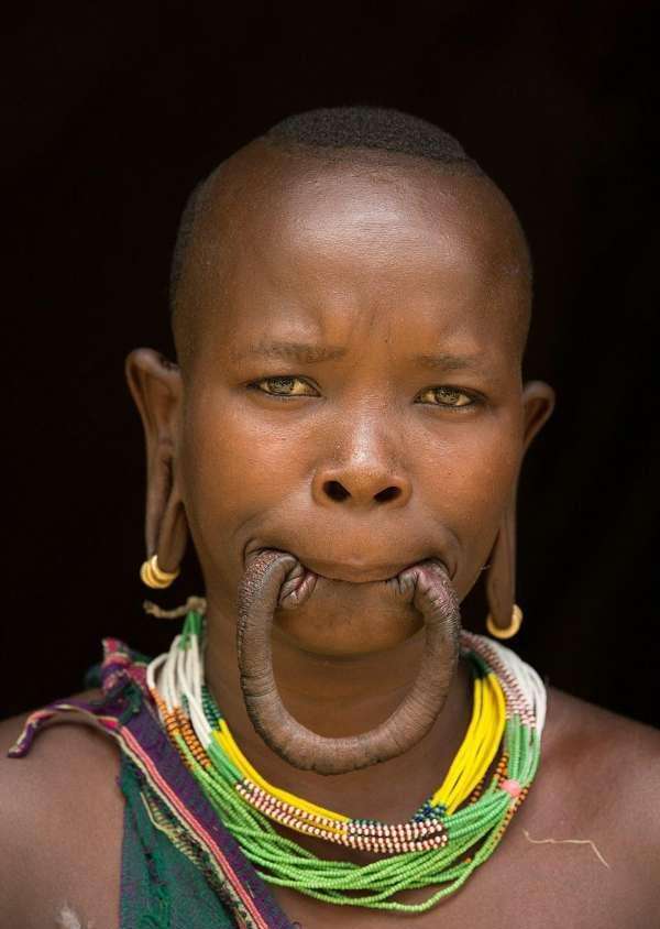 旅行到非洲,了解最奇特的民族——摩尔西族人