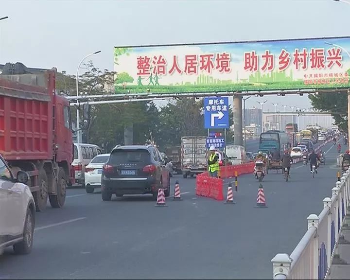 揭阳榕华大桥头车道分流,车辆需要这样行驶