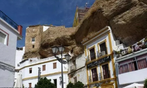 "泰山压顶而面不改色"可以用来形容住在这个小镇的人,塞特里尔