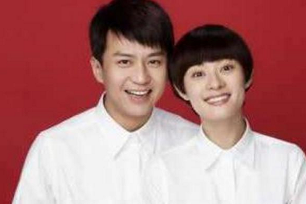 邓超,刘强东,撒贝宁的结婚照都是笑容满面,唯独他板着一张脸!