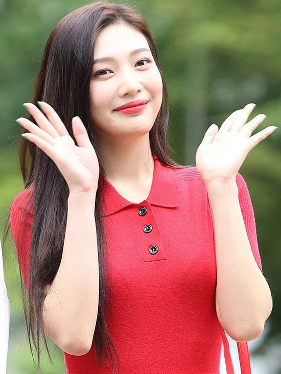 韩国女团上班,示范牛仔裤搭配,朴秀荣一袭红裙美到发光!