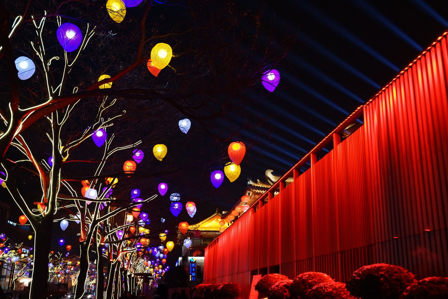 大雁塔-大唐不夜城景区周边亮化工程开启,成千上万的彩带和彩灯将街道