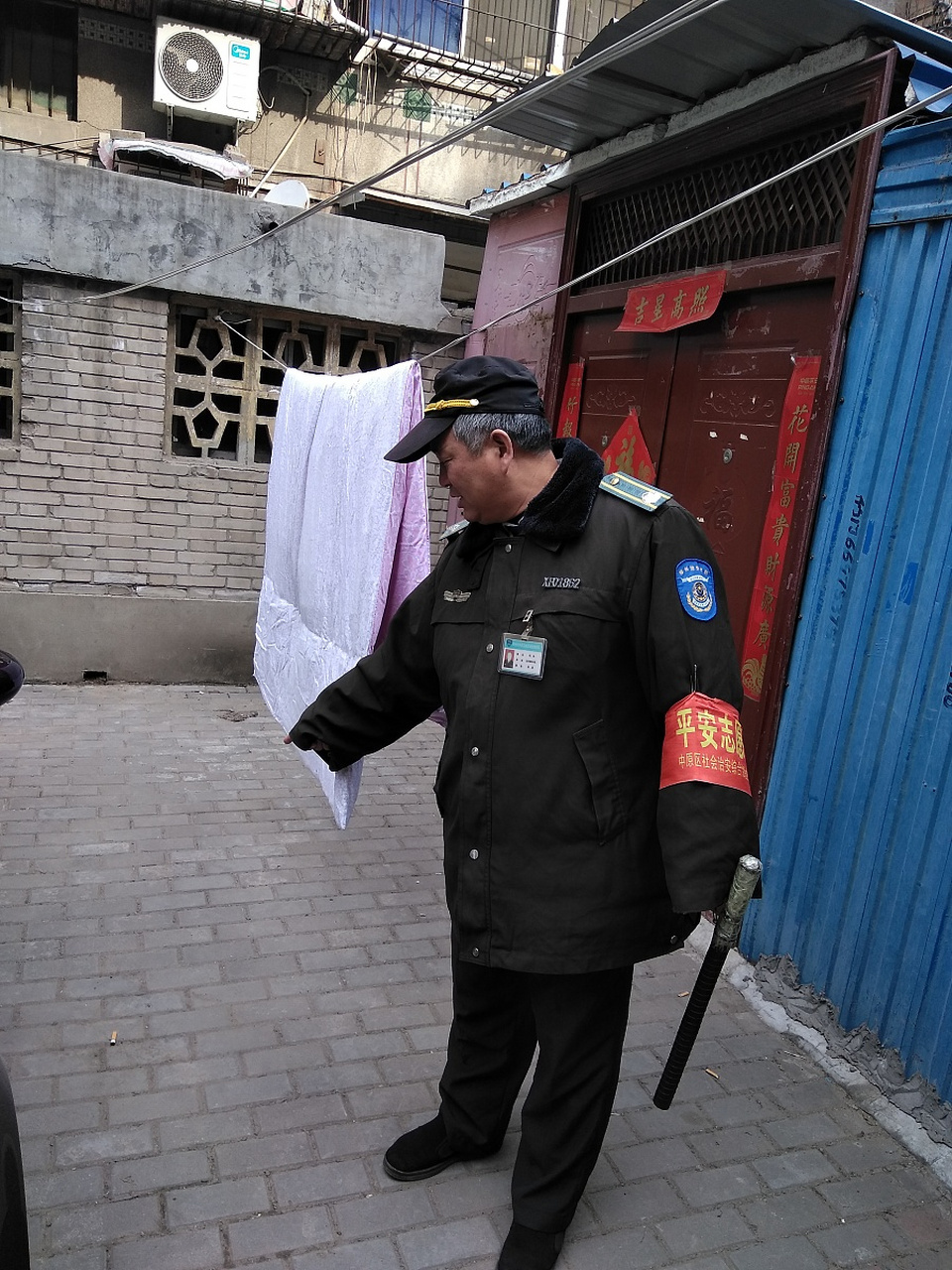 门卫大爷要求节假日三倍工资遭拒#   他在退休后受聘于当地某物业