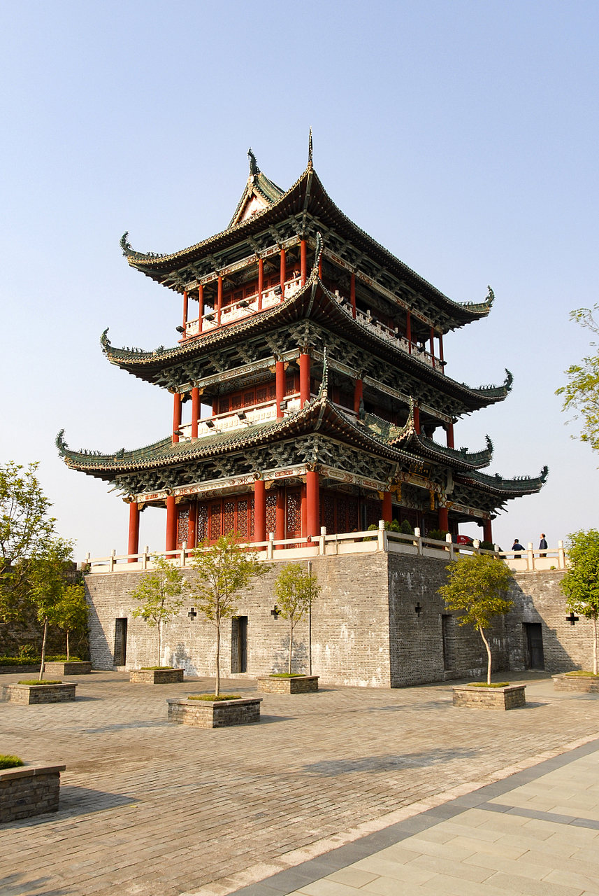 青龙山旅游区 青龙山总面积不大,但山上苍松翠柏,奇岩怪石,山花野果