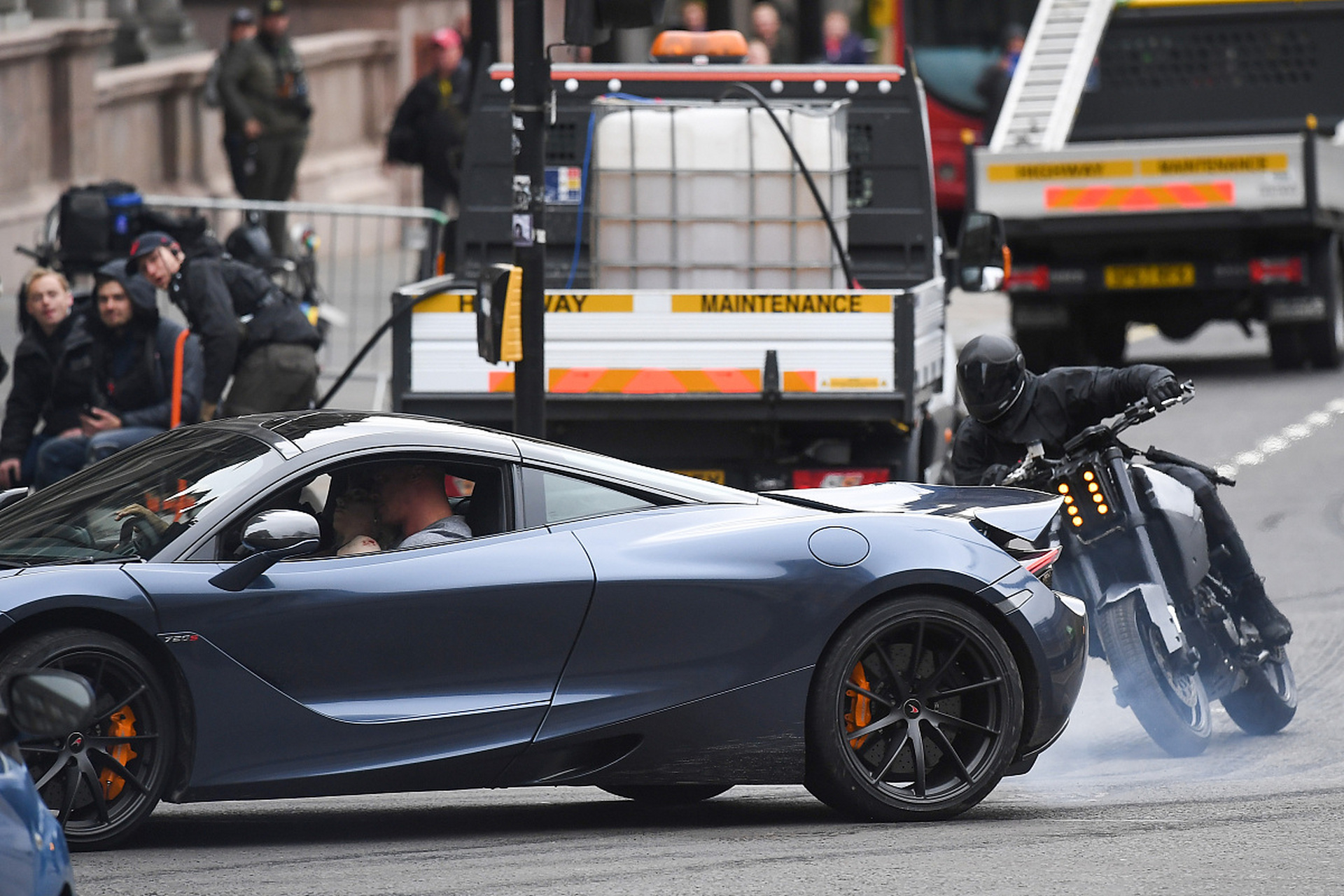 《速度与激情9》是动摇世界命脉的速度与激情之战,故事情节跌宕起伏