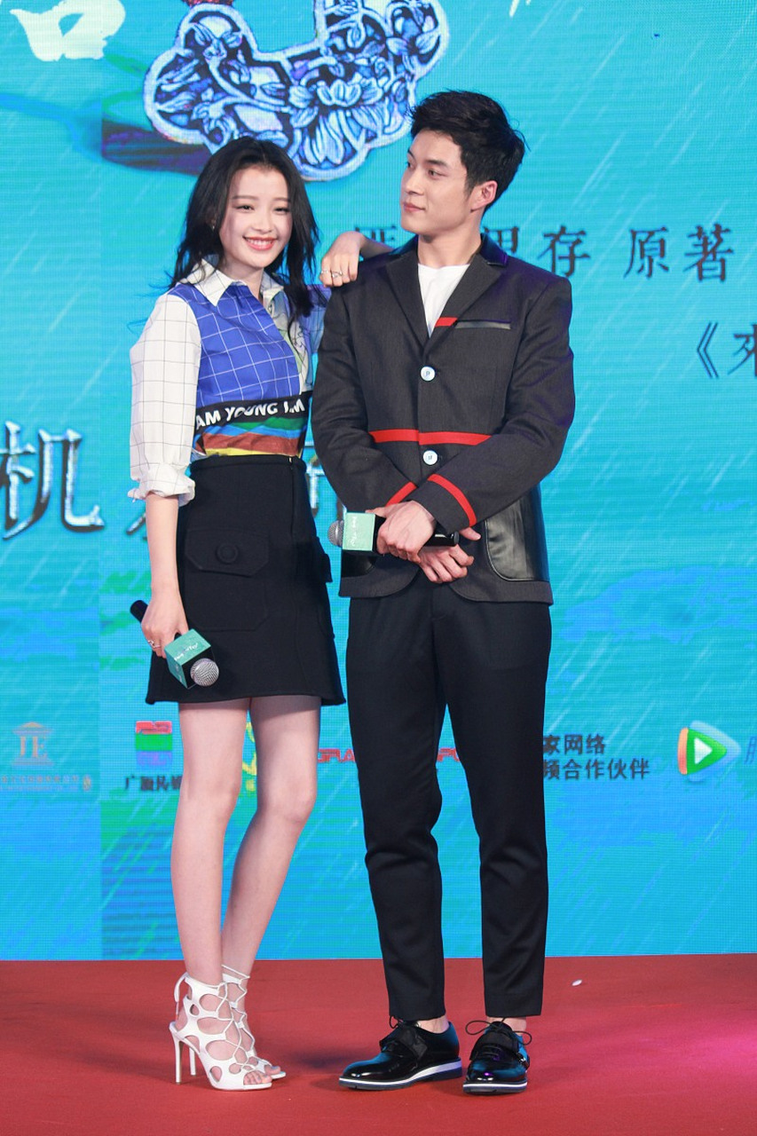 李沁张艺兴牵手逛街被拍#  张艺兴李沁恋情曝光,细节透露两人关系