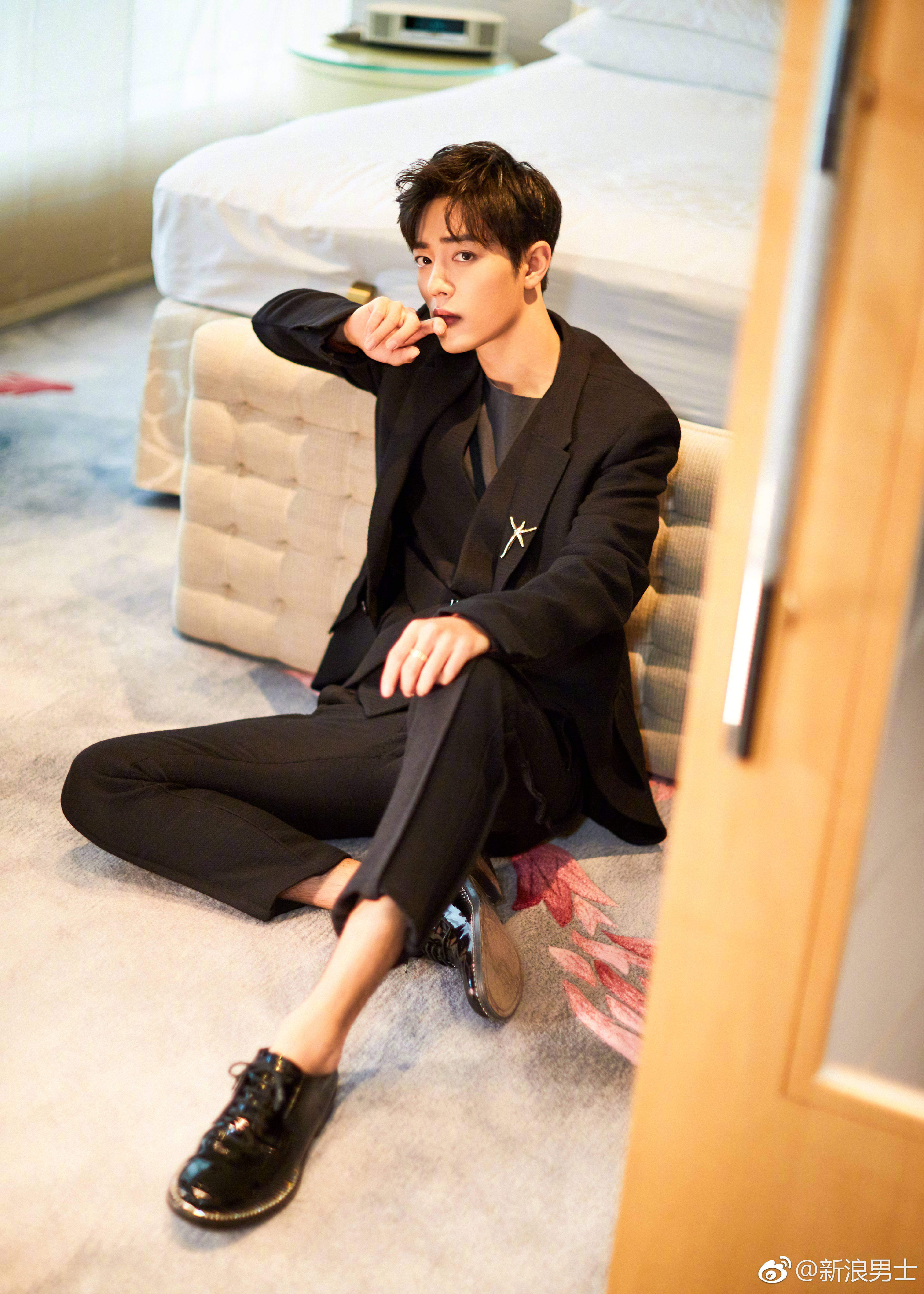 "现代人"肖战出席时尚活动,黑色暗纹西装套装,尽显绅士品格