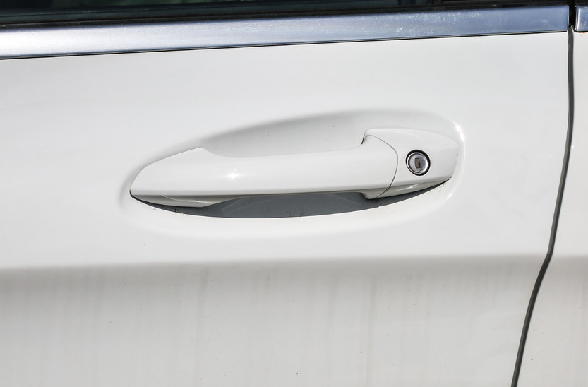 这是这款车的门把手,设计的很好看,比较简洁,小编很喜欢.