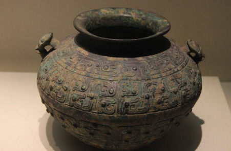 水坑古代青铜带黑皮,生钙结: 水坑青铜器上产生的钙结产生于静水中.