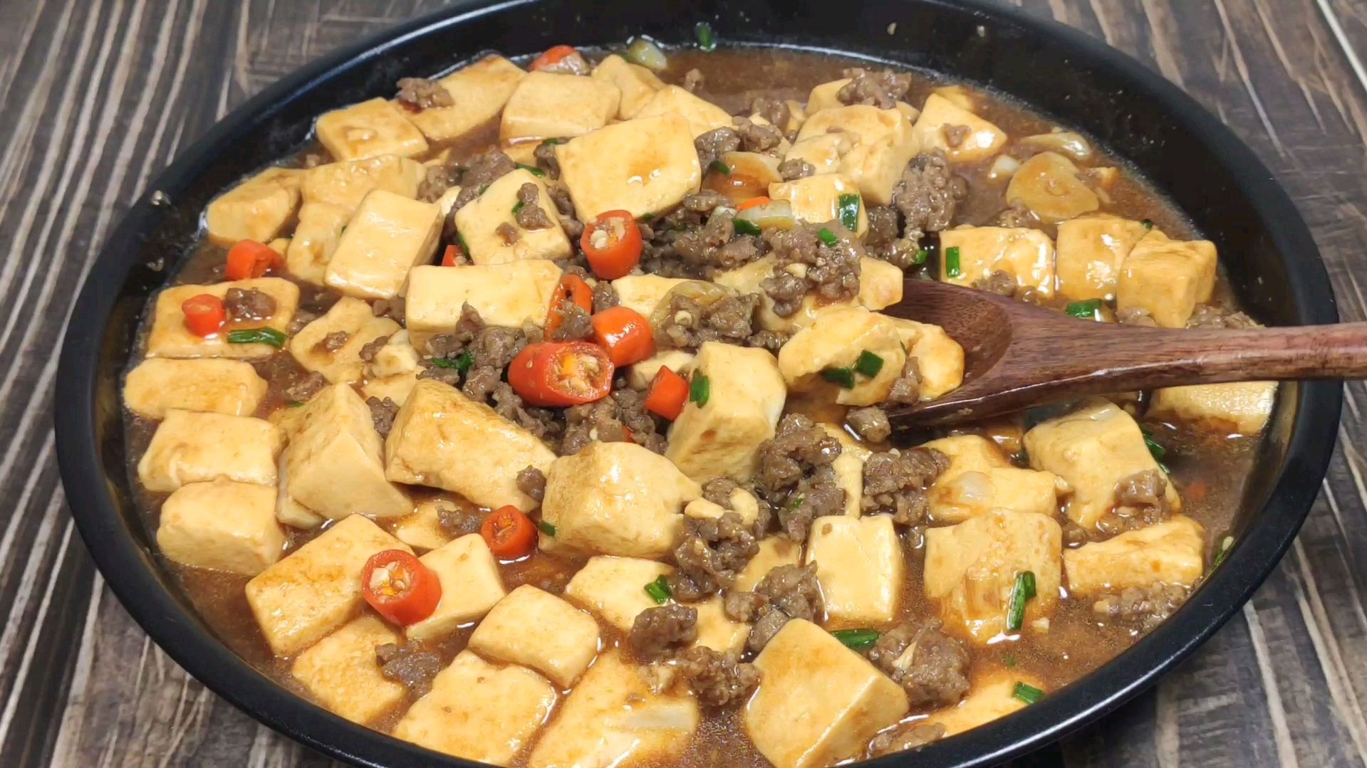 今天用豆腐和猪肉来做好吃的,营养丰富搭配合理,大家快来看看吧
