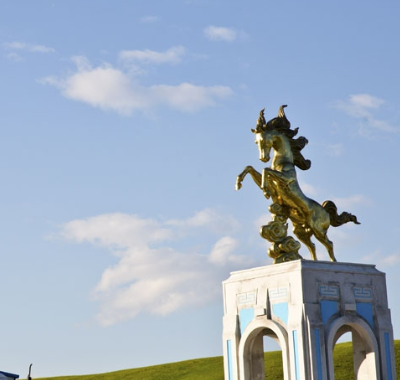 成吉思汗瞭望山位于西乌珠穆沁旗政府所在地巴彦乌拉镇西南20公里处