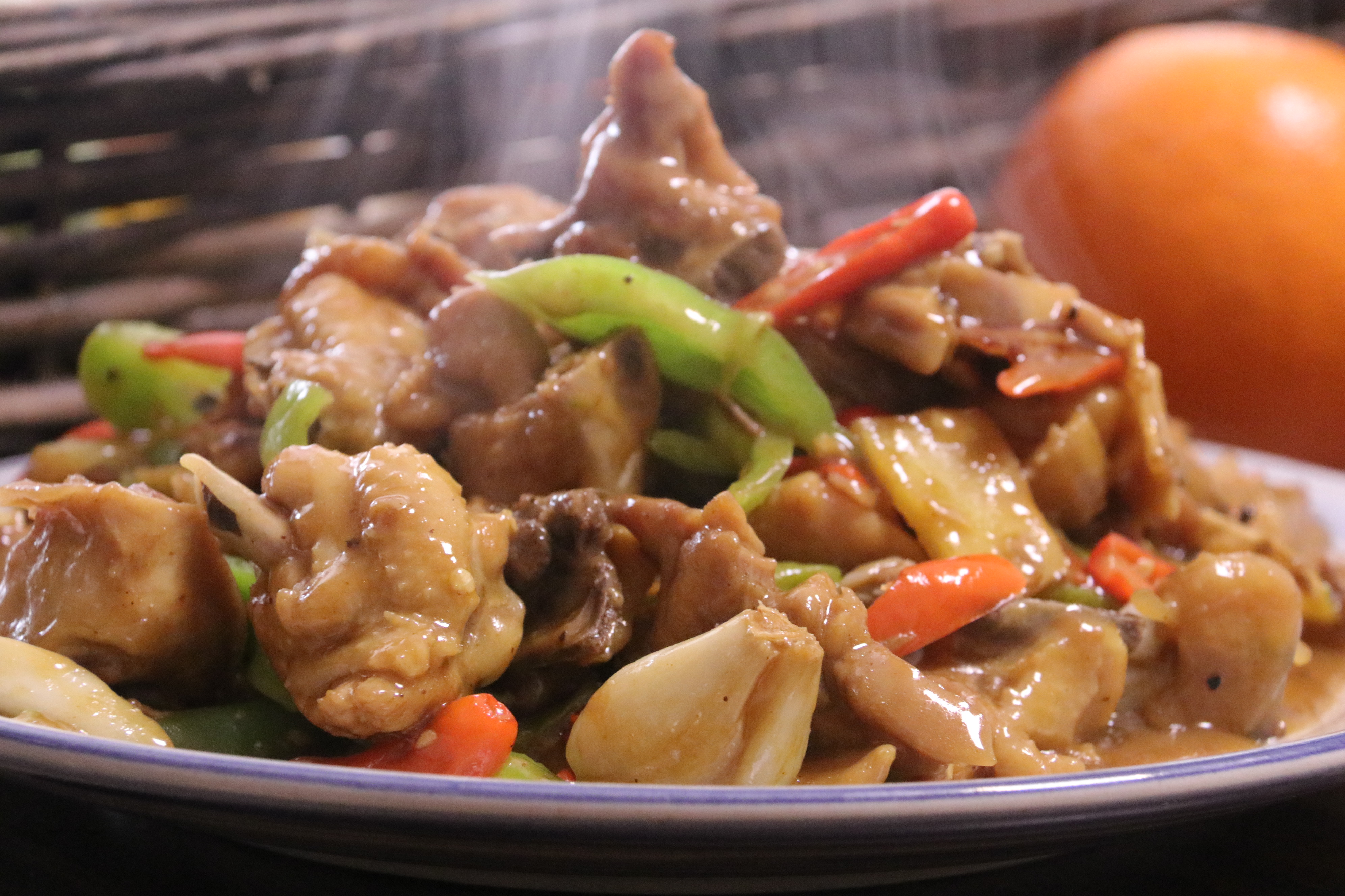 做炒鸡时,提前这样处理,鸡肉不老不柴,口感滑嫩,看着就香