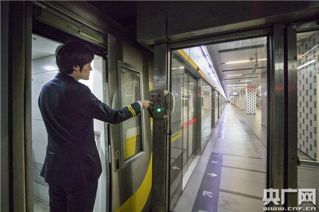 「新春走基层」除夕深夜故事:暖心的北京地铁6号线夜班车