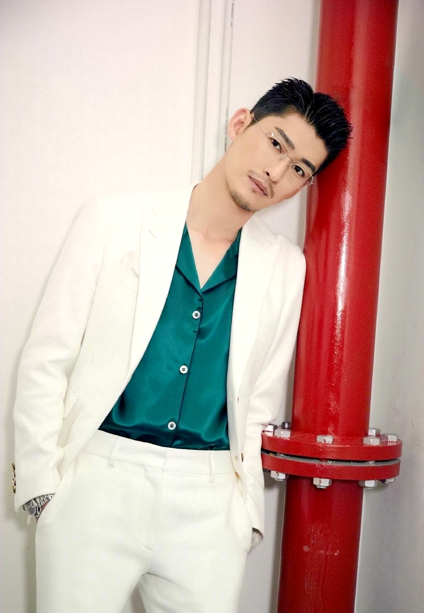 张翰一身白色西装出席2019上海电影节,"胡子拉碴"更显熟男魅力