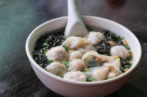 鱼丸紫菜煲:鱼丸弹牙筋道,紫菜柔嫩润滑,汤鲜美浓香!