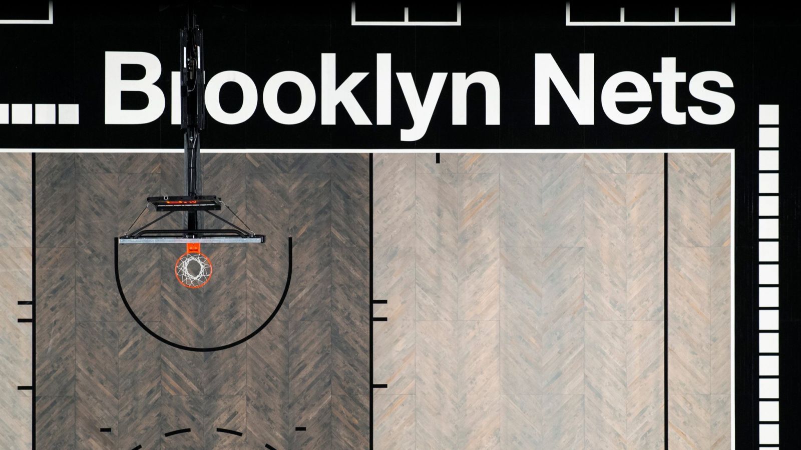 黑白灰组合!篮网官方发布图片展示主场地板全新涂装