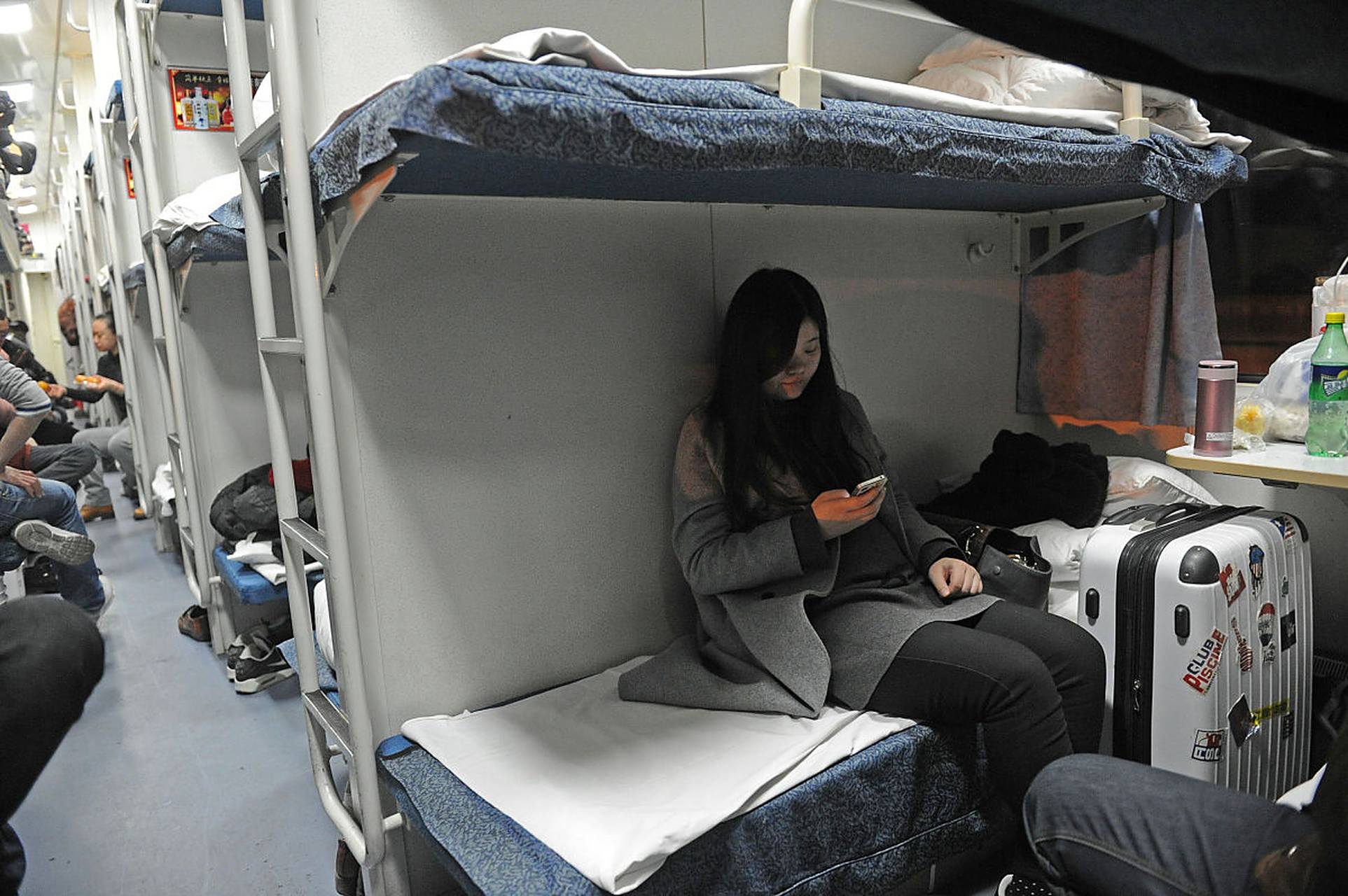 为了解决这些问题,一些网友想到了自带床帘这个办法