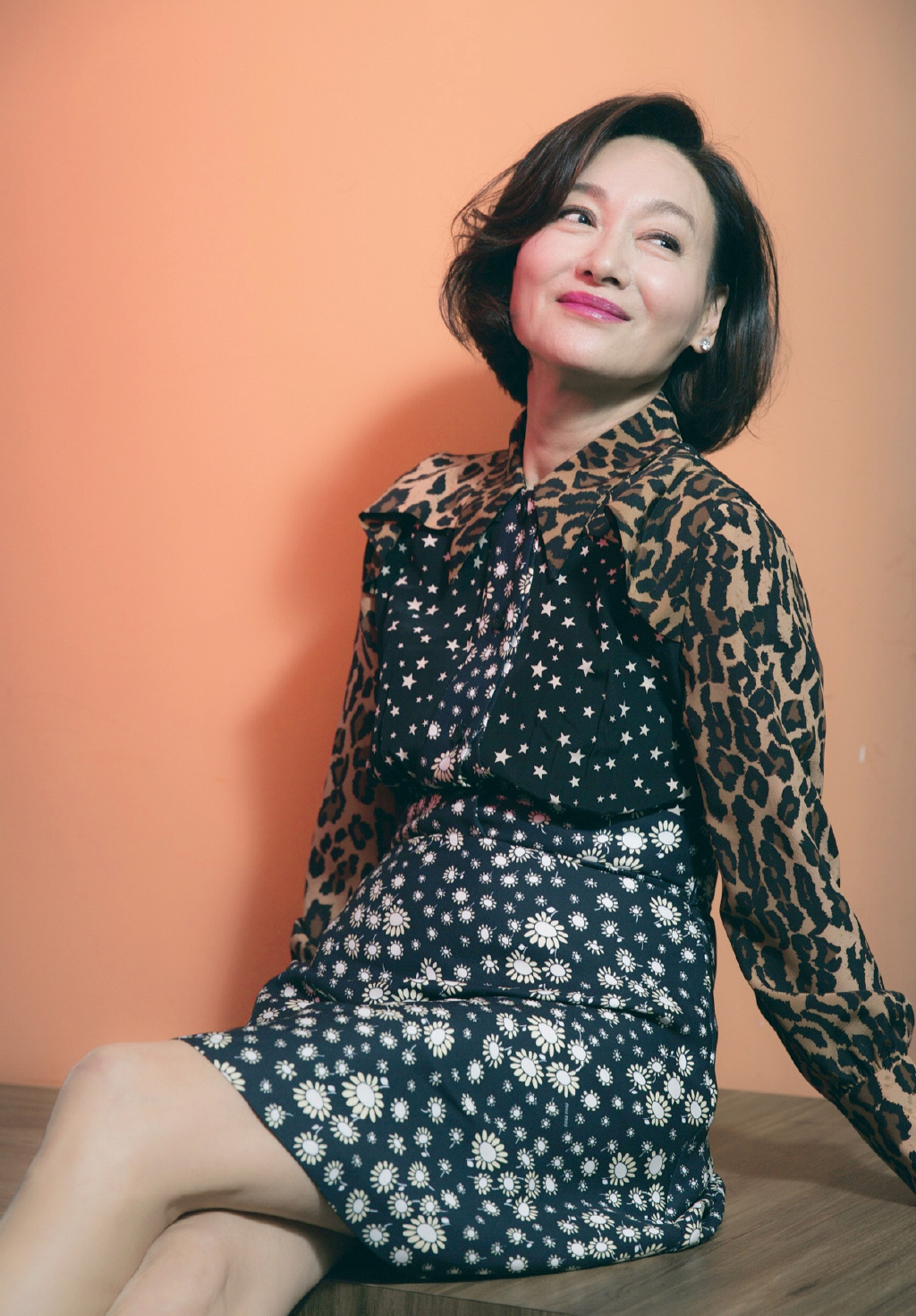 惠英红美起来真高级!西装搭配红色大礼帽魅力十足,至少年轻20岁