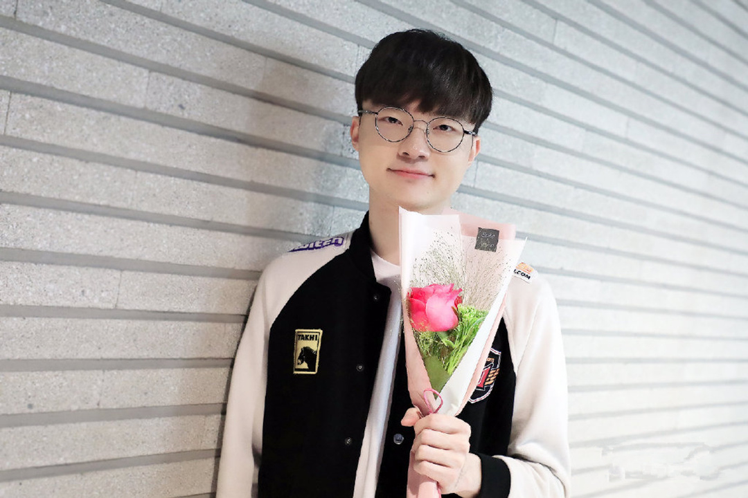 faker手捧玫瑰像极了新郎官粉色晶莹香唇成lck性感代表