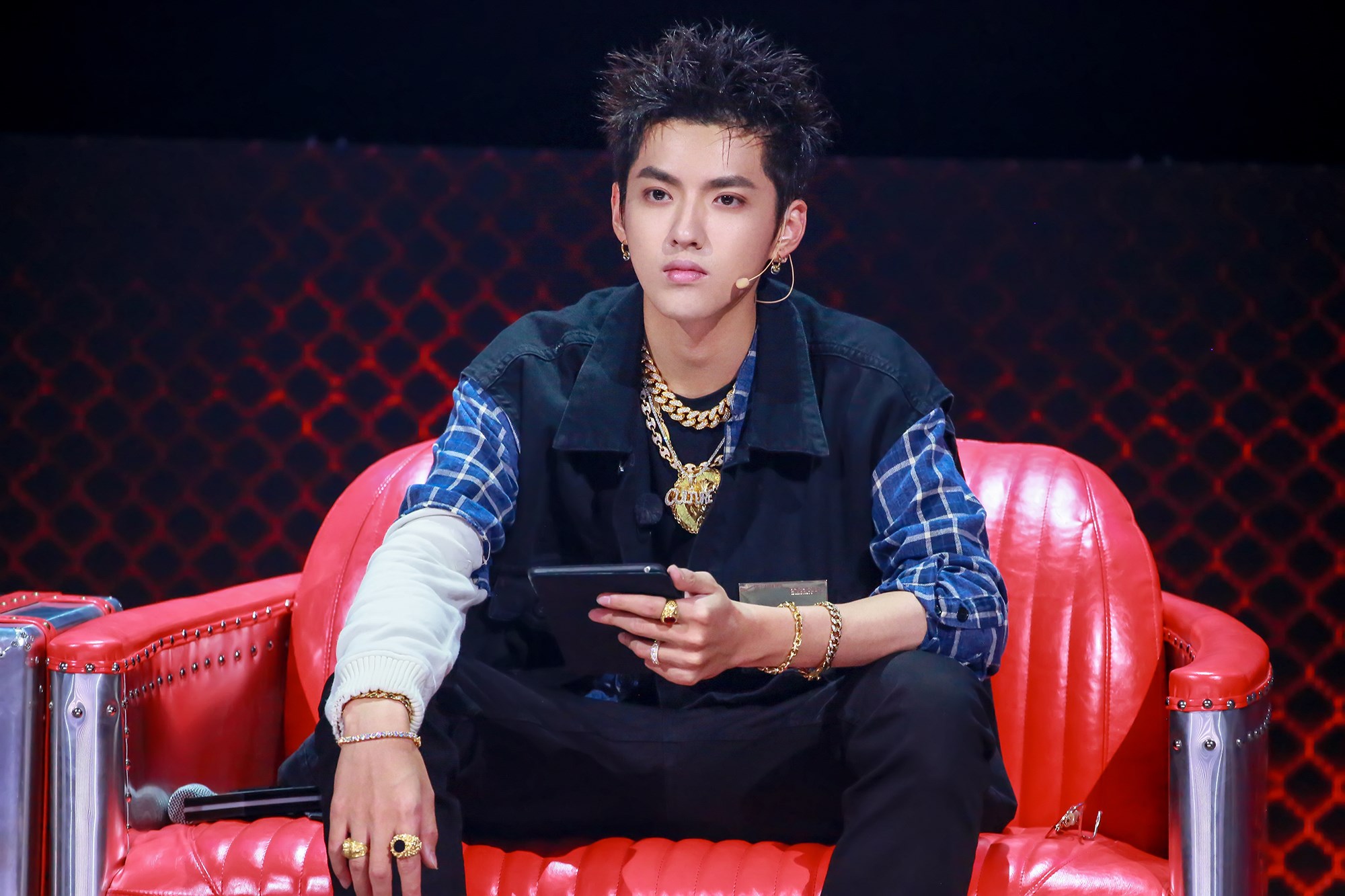 吴亦凡用歌抵制网络暴力,一场没有输家的商业互黑,为它铺路?