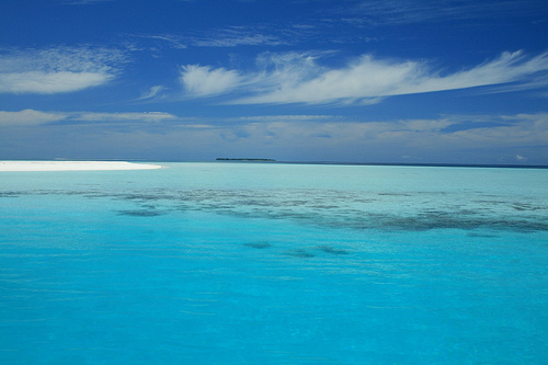 马尔代夫,远眺远方湛蓝的大海,品香听浪共享海天一色的感怀