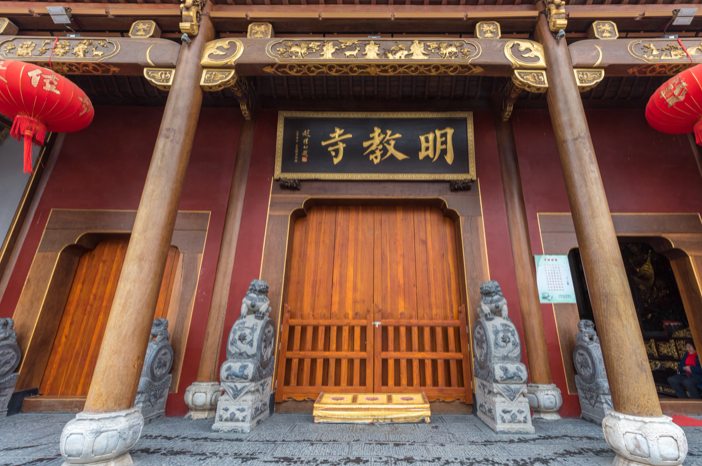 大雄宝殿为重檐歇山顶,粘土筒瓦,无斗拱,柱廊.整座寺院轴线基本对称.