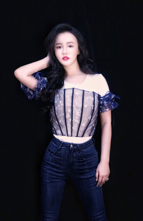 冉莹颖晒娃打拳击照,哥俩小小年纪成男子汉,与邹市明亲吻更甜蜜