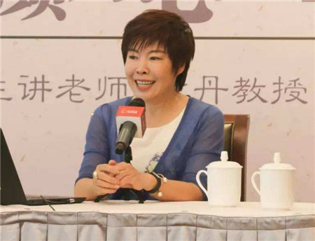 "国学大师"于丹:曾在《百家讲坛》被观众熟知,如今怎样了?