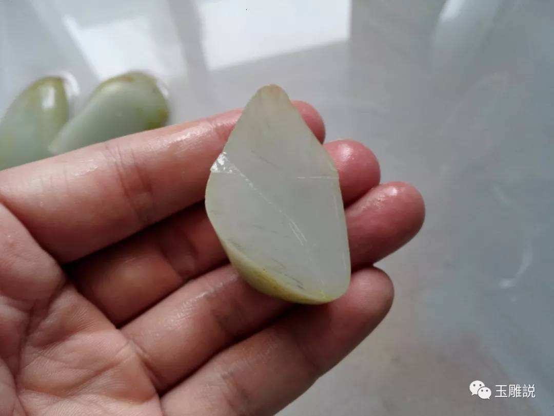 选块"和田玉原石",切开看看