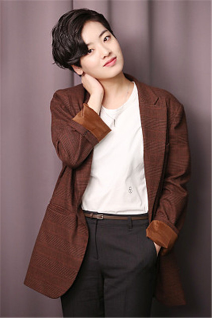 女星李珠英(lee joo-young)接受采访并拍摄写真.