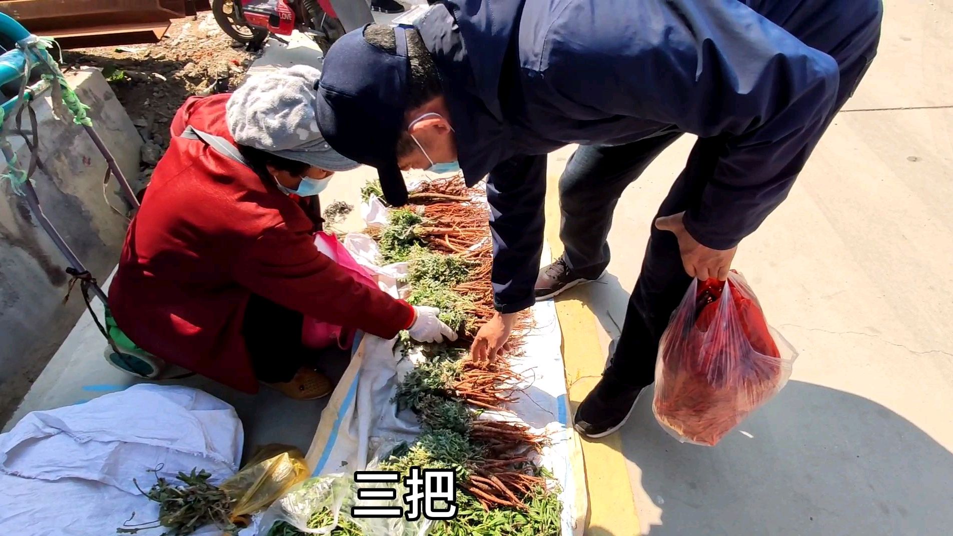 农村大妈挖野草集市卖 大叔看了全买下 一次卖了188元