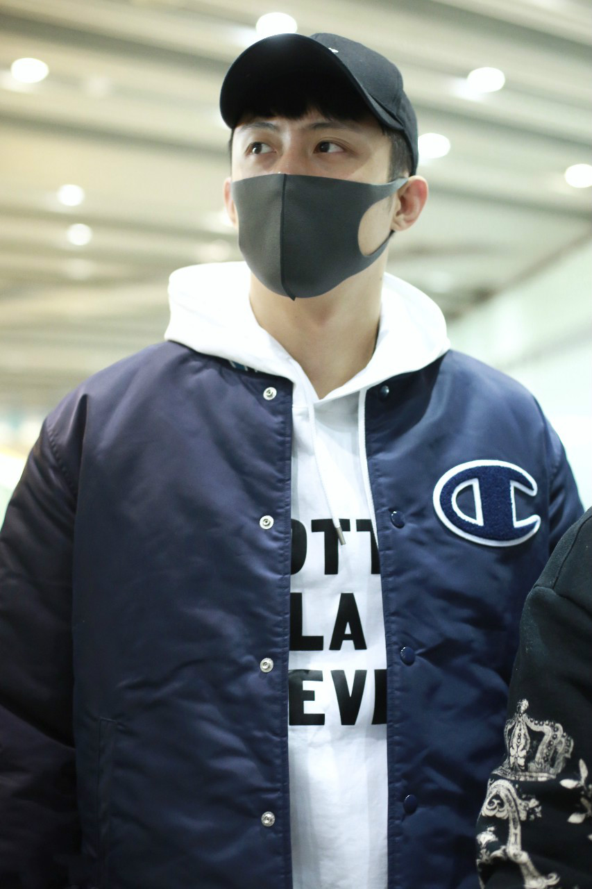 黄景瑜穿黑色棒球服内搭白卫衣现身机场,戴黑色棒球帽和口罩遮面