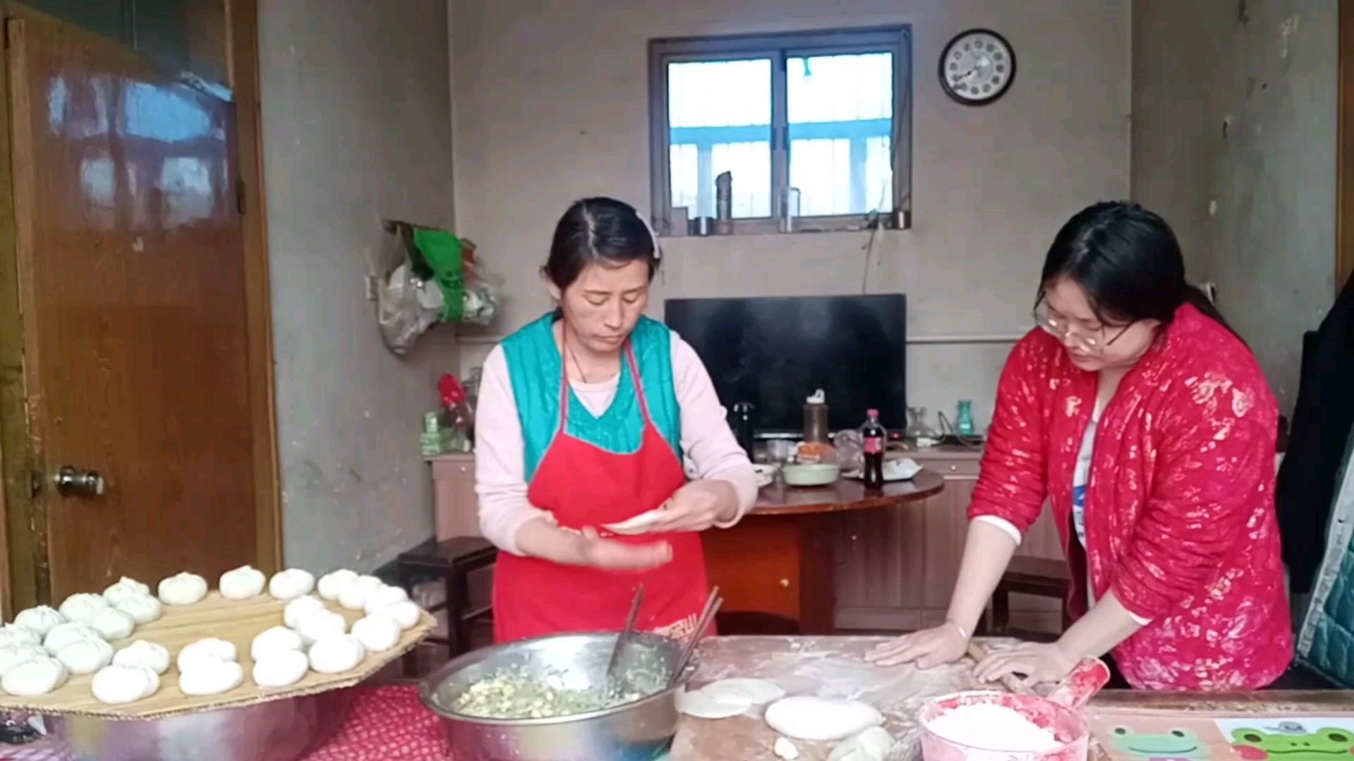 全家都爱吃豆腐包子,俺炒点馅子包着吃,闺女偷着尝了馅子说好吃