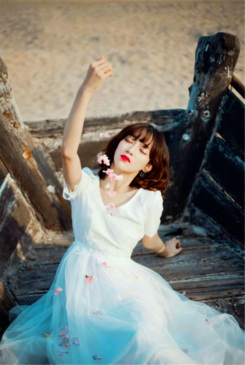 短发轻纱气质少女在破旧渔船上浪漫写真