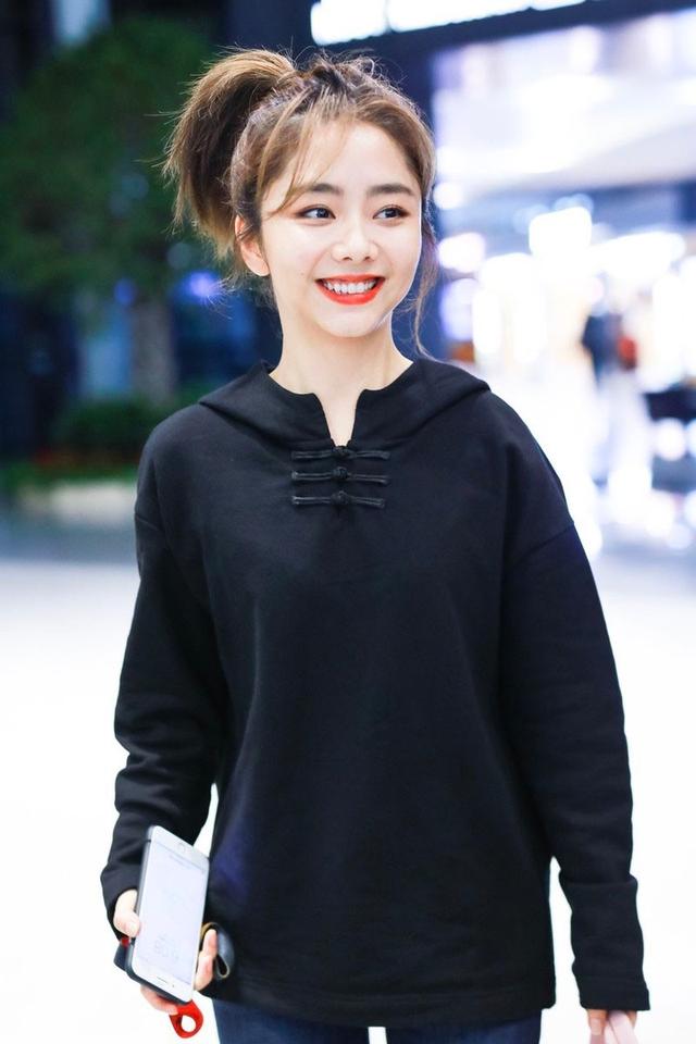 谭松韵真是长不大的女人!一身学生装出门,完全看不出已出道多年
