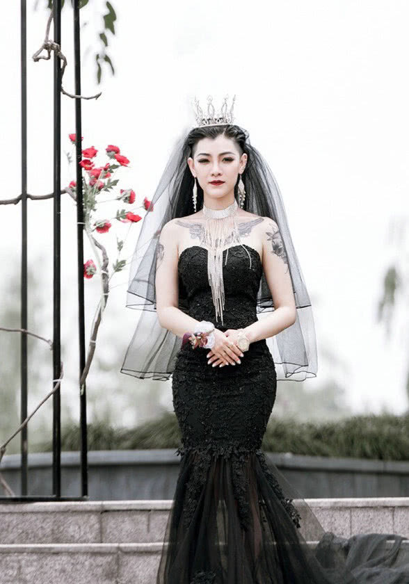 那个身穿黑婚纱出嫁的女孩,如今怎样了?近照让人惊讶