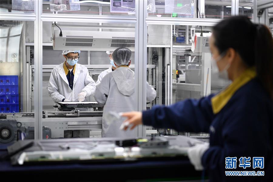 3月25日,工人在冠捷显示科技(咸阳)有限公司生产车间工作
