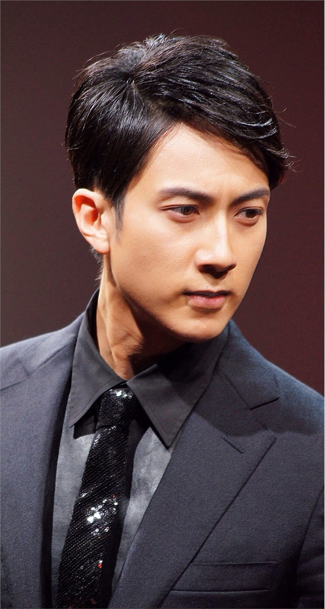 吴尊和老婆现身,应该是为儿子买玩具,林丽莹带着口罩!