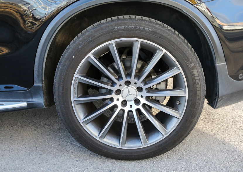 轮毂设计的很漂亮,很精致.