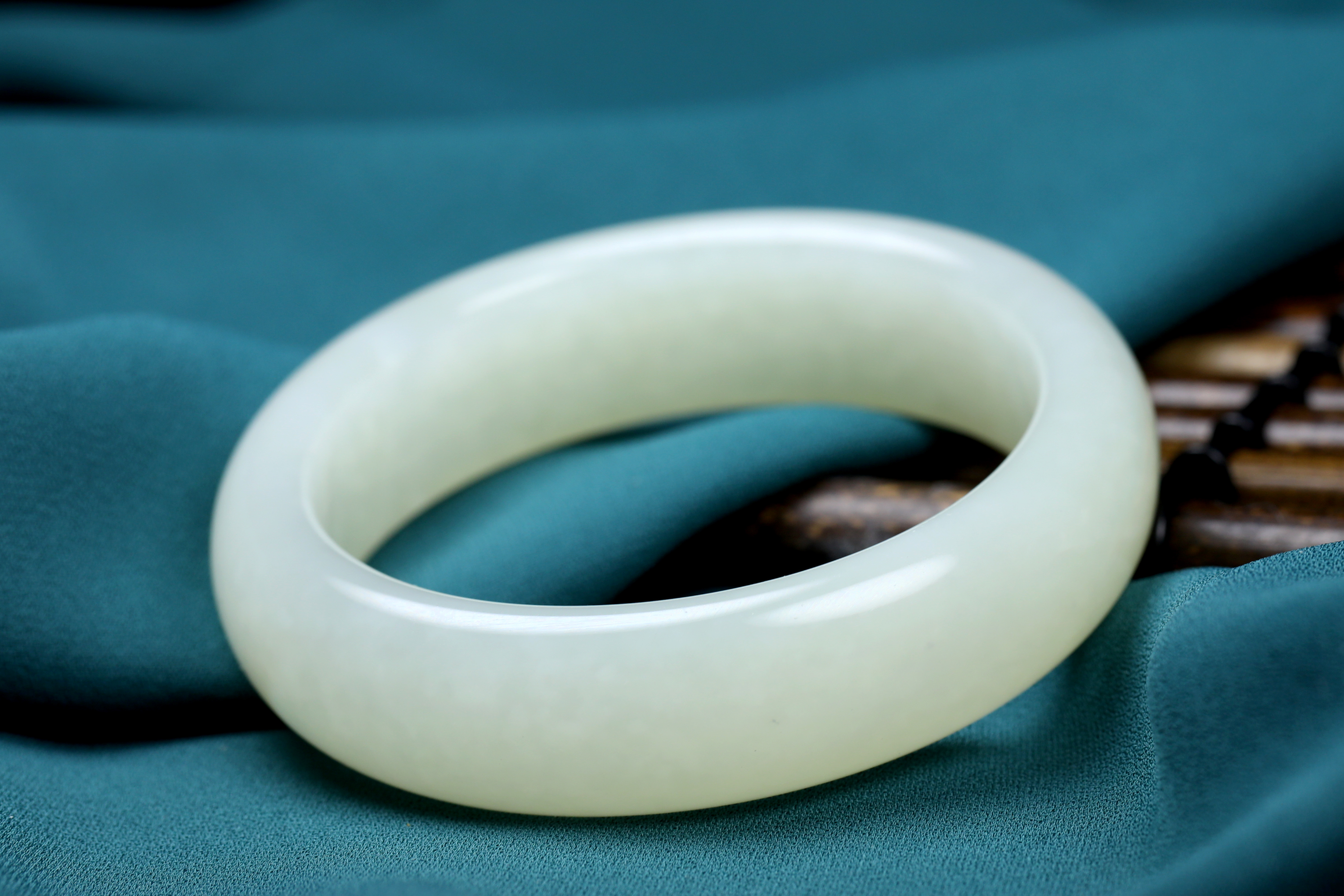 祥玉阁:为什么女人那么喜欢和田玉手镯?