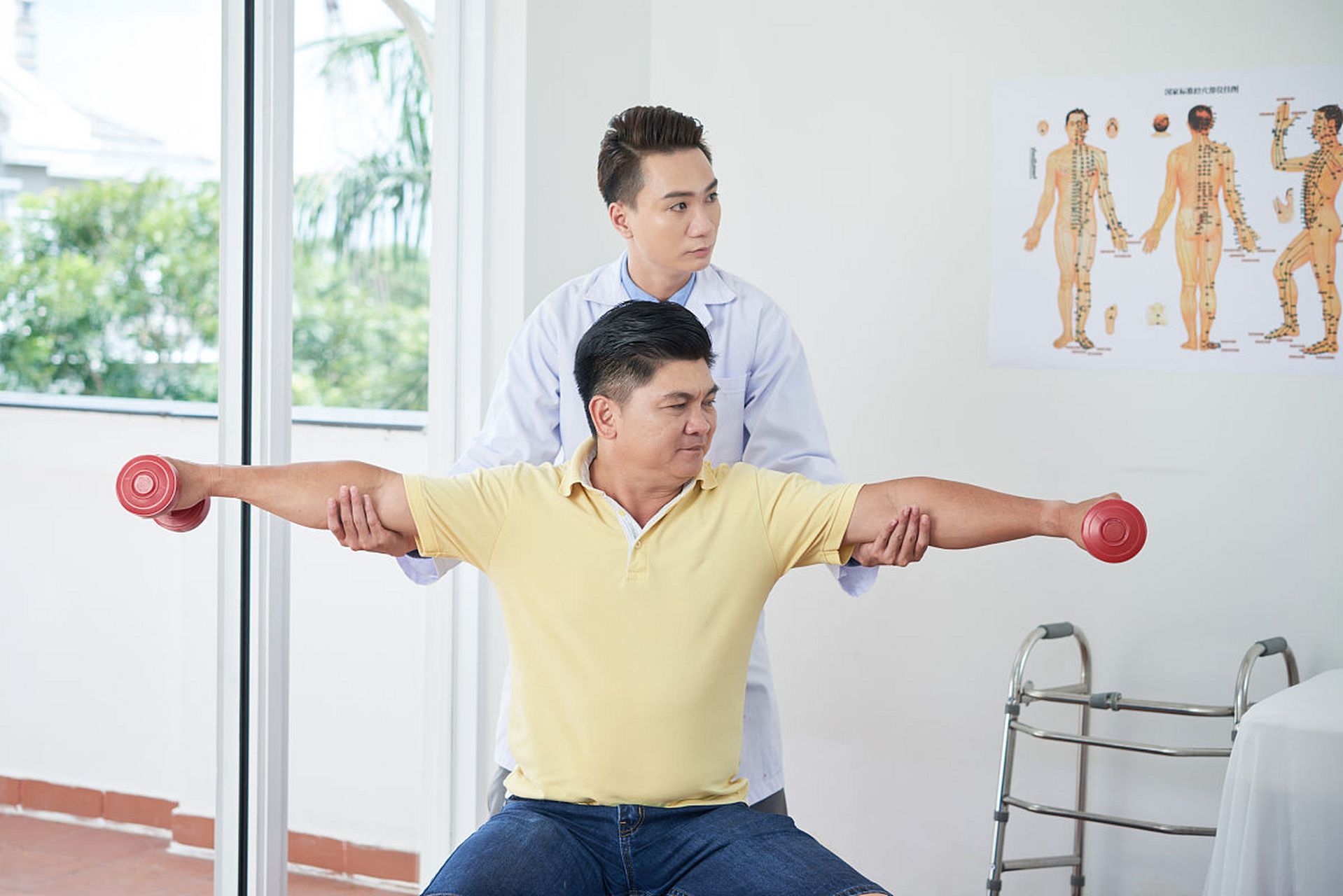 后,在进行手臂伸肌锻炼时,需要注意以下几点: #脑梗偏瘫正确康复训练