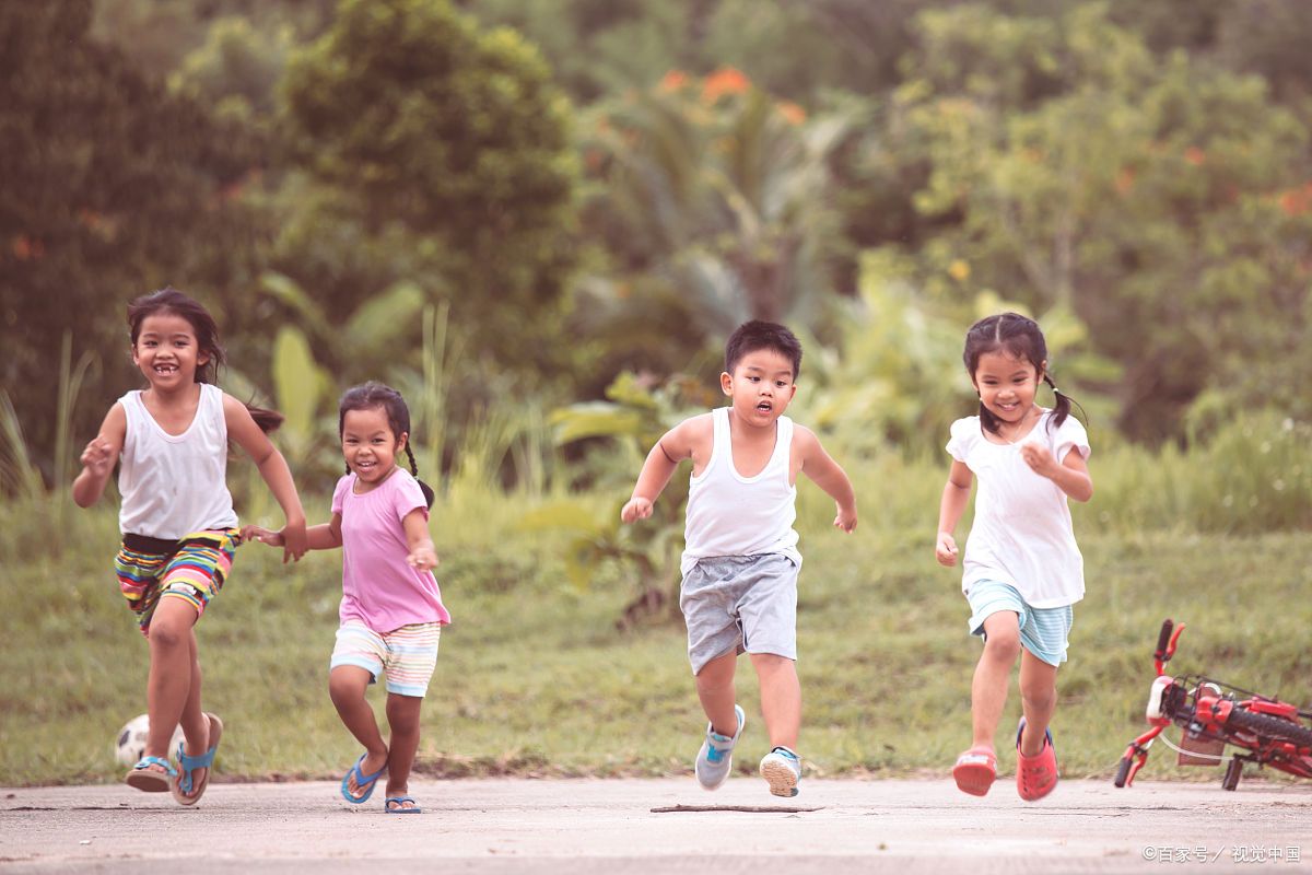 他们嬉戏着,追逐着,打闹着,仿佛是冰雪中的一股暖流,让人感到无限温暖